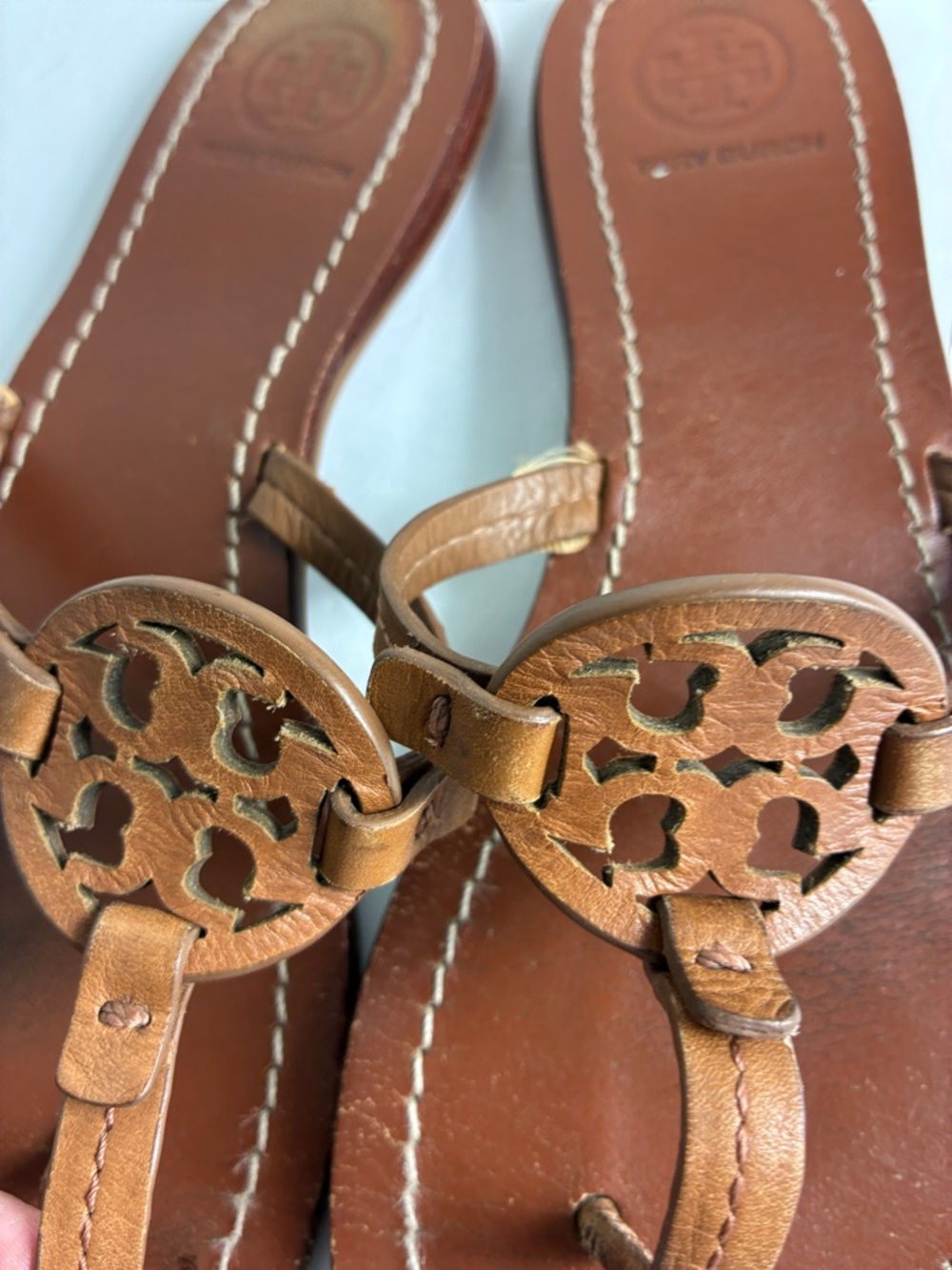 Tory Burch Flat Thong Sandals Leather Circle-Logo Chestnut Sz 7 - Picture 5 of 9